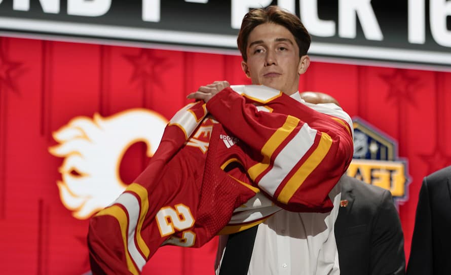 Slovenský hokejový útočník Samuel Honzek podpísal trojročný nováčikovský kontrakt s klubom Calgary Flames.