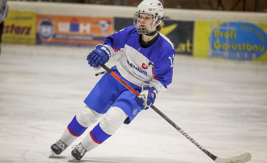 Ukázala opäť veľký talent. Slovenská hokejistka Nela Lopušanová (15) sa blysla v exhibičnom zápase v Prahe.