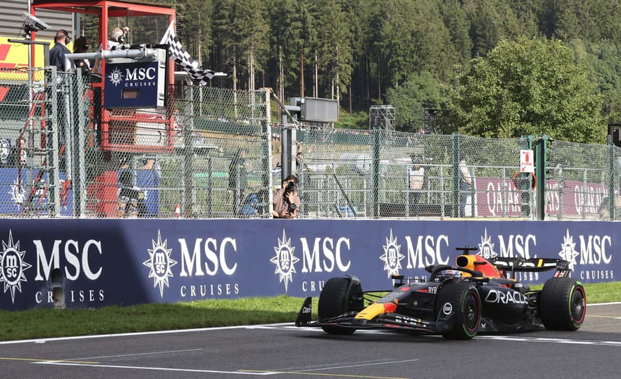Holandský pilot F1 Max Verstappen z tímu Red Bull sa stal víťazom sobotného šprintu na Veľkej cene Belgicka.