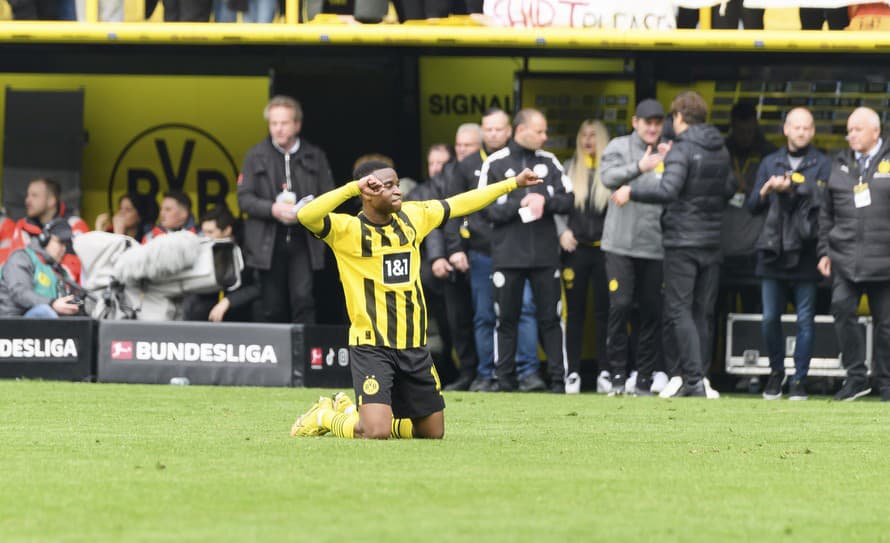 Stúpla mu sláva do hlavy? Rodičia mladej futbalovej hviezdy Borussie Dortmund sú nútení do konca júla opustiť svoj dom v Hamburgu. Síce ...