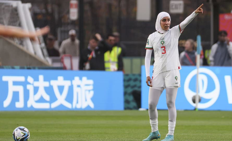 Obrankyňa marockej ženskej futbalovej reprezentácie Nouhaila Benzina (25) sa v nedeľňajšom zápase proti družstvu Kórejskej republiky ...