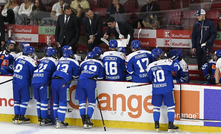 Slovenskí hokejisti prehrali s Kanadou vysoko 4:14 na turnaji hráčov do 18 rokov Hlinka Gretzky Cup. 