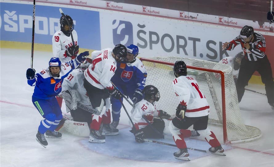 Hoci mladí slovenskí hokejisti schytali na turnaji Hlinka Gretzky Cup proti Kanade poriadny debakel (4:14), o jednom momente sa po stretnutí ...
