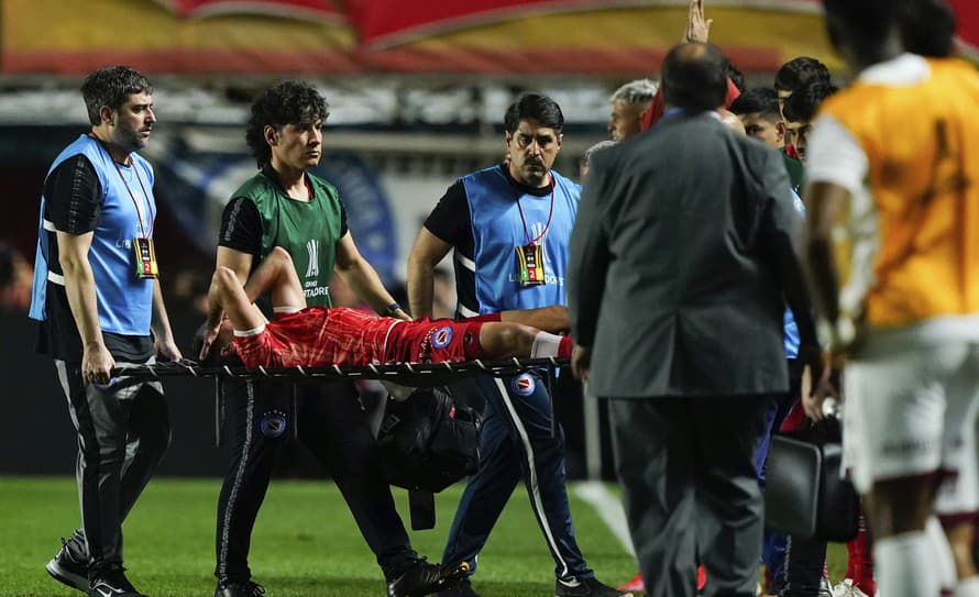 Futbalista Luciano Sanchez (29) z tímu Argentinos Juniors utrpel v utorok vážnu zlomeninu ľavej nohy. Zranenie si privodil počas osemfinálového ...