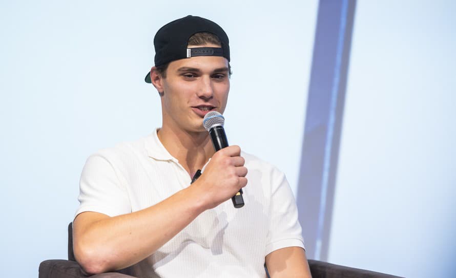 Slovenský hokejový útočník Juraj Slafkovský (19) ukázal v Kanade maturitné tablo. Zabával sa na svoj účet. 
