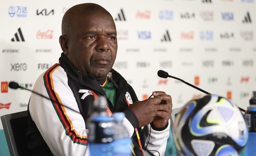 Nepoučiteľný. Pred majstrovstvami sveta sa v zambijskej ženskej futbalovej reprezentácii riešil škandál, keď mal tréner Bruce Mwape (63) ...