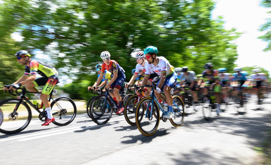 Mužské preteky elite s hromadným štartom na cyklistických MS museli v nedeľu na takmer hodinu prerušiť.