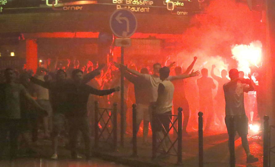 Pri pouličnej bitke medzi futbalovými chuligánmi na juhu Poľska sa smrteľne zranil 40-ročný muž.