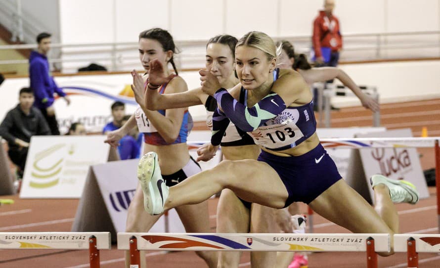 Slovenská prekážkarka Rebecca Slezáková (v strede).
