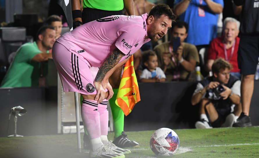 Argentínsky futbalista Lionel Messi bude musieť o niečo dlhšie čakať na svoj debut v zámorskej MLS. Vedenie súťaže odložilo duel jeho ...