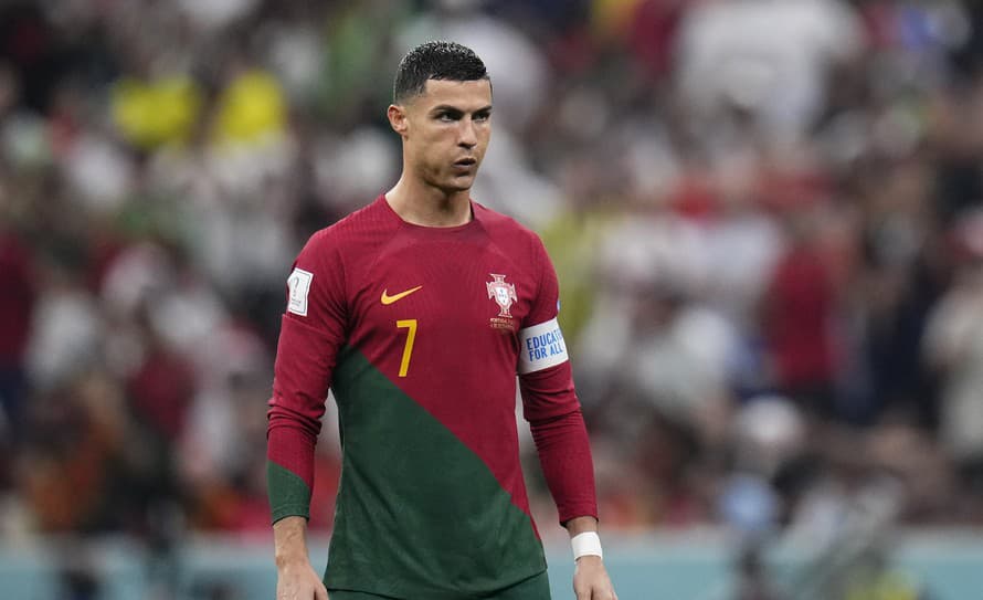 Cristiano Ronaldo (38) utrpel zranenie kolena, jeho štart v Bratislave je otázny.