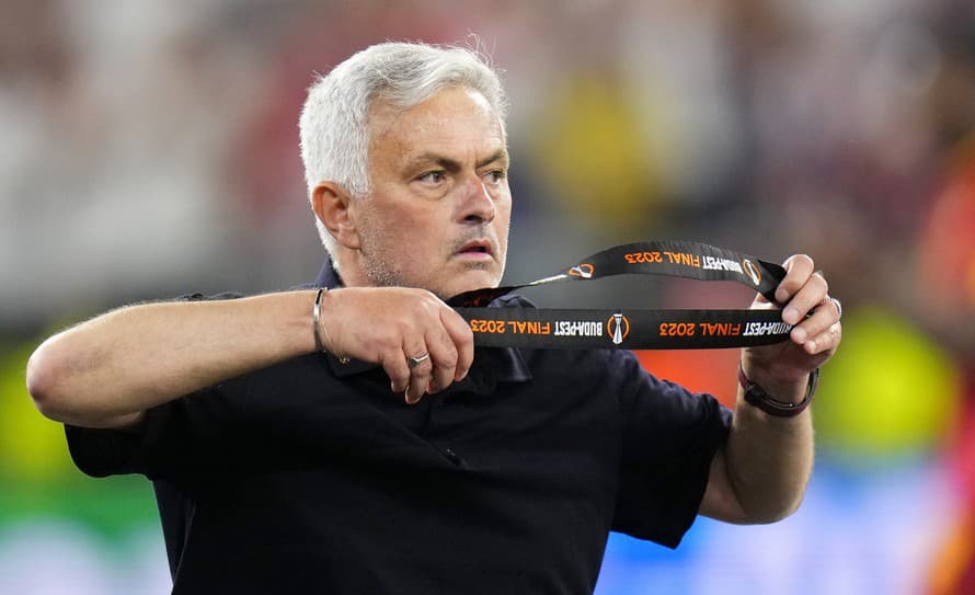 Zbláznil sa? Nevídaný ťah predviedol v prípravnom stretnutí tréner futbalistov AS Rím José Mourinho (60).