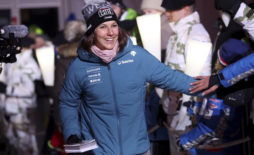 Má šikovné ruky a silu! Švajčiarska lyžiarka Wendy Holdenerová (30) si prípravu na novú sezónu spestrila trochu netradične.