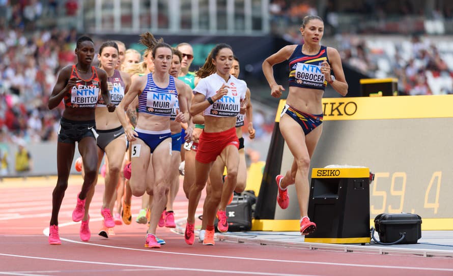 Atléti USA zabehli na MS v Budapešti nový svetový rekord v miešanej štafete na 4x400 m.