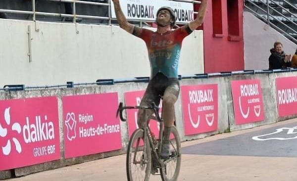 Belgický cyklista Tijl De Decker mal počas tréningu vážnu dopravnú nehodu, po ktorej ho museli previezť do nemocnice. Podľa jeho tímu ...