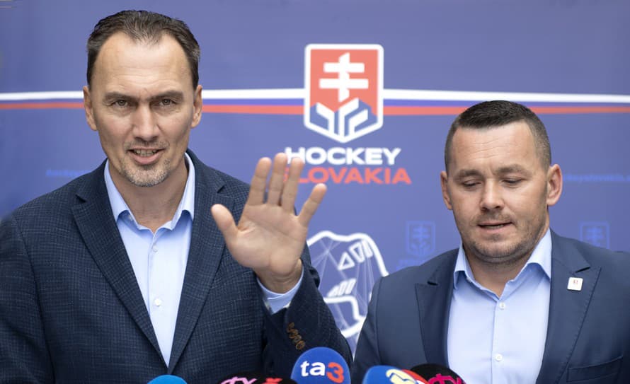 Slovenský zväz ľadového hokeja (SZĽH) zatiaľ neodobril všetkým dvanástim prihláseným klubom účasť v slovenskej hokejovej extralige mužov ...