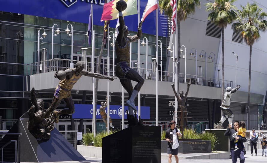 Americkej basketbalovej legende Kobemu Bryantovi odhalia sochu pri štadióne tímu Los Angeles Lakers zo zámorskej NBA, ktorému zasvätil ...