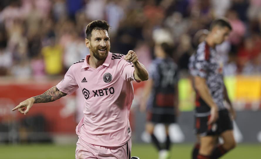 Lionel Messi má za sebou úspešný debut v MLS. Jeho tím Inter Miami triumfoval na pôde New Yorku Red Bulls 2:0, argentínsky futbalista ...