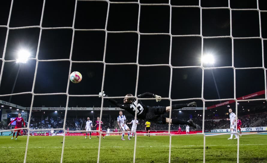 Nemecký futbalový brankár Marius Gersbeck čelí obvineniu z ťažkého ublíženia na zdraví. Dvadsaťosemročný hráč druholigovej Herthy Berlín ...