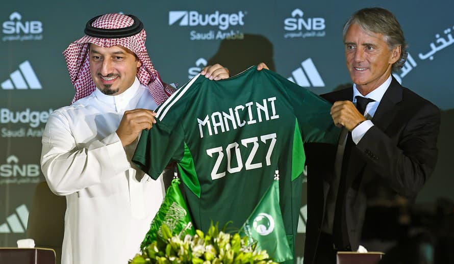 Ďalšia futbalová persóna neodolala arabským miliónom! V polovici mesiaca nečakane rezignoval Roberto Mancini (58) na funkciu trénera ...