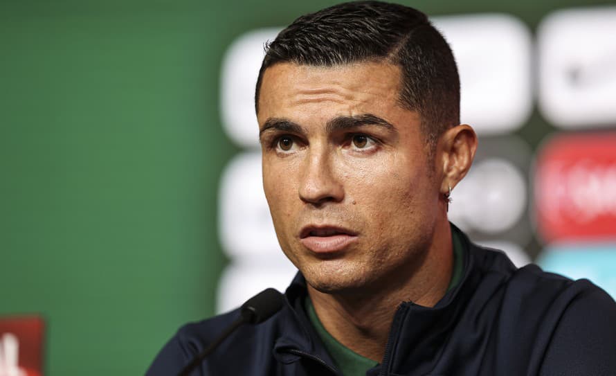 Hviezdny portugalský útočník Cristiano Ronaldo (38) nechápal, kde sa to ocitol. Prezliekať sa musel v šatni, ktorá pripomína tie z dedinských ...