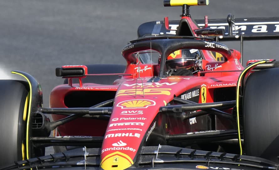 Španielsky pretekár Carlos Sainz na Ferrari bol najrýchlejší v sobotňajšej kvalifikácii F1 na VC Talianska.