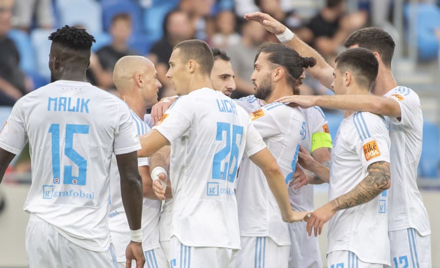 Futbalisti ŠK Slovan Bratislava vyhrali v nedeľňajšom stretnutí 6. kola Niké ligy nad Podbrezovou 3:2, keď skóre otočili dvoma gólmi ...