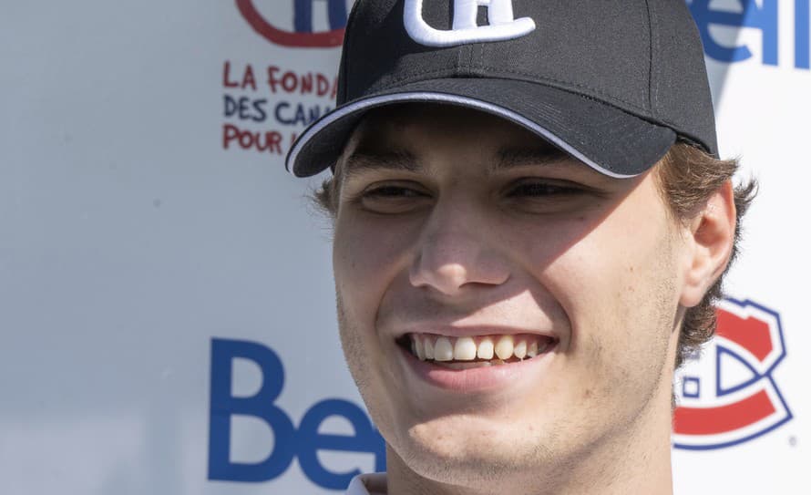 Slovenský hokejový útočník Juraj Slafkovský (19) sa cíti byť pripravený na jeho druhú sezónu v drese tímu Montreal Canadiens v zámorskej ...