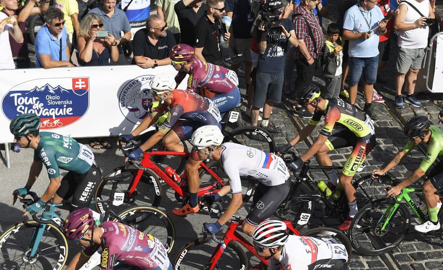 Francúzsky cyklista Remi Cavagna triumfoval v úvodnej etape 67. ročníka Okolo Slovenska a získal žltý dres pre lídra pretekov. Jazdcovi ...