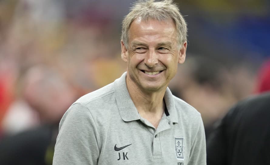 Tréner futbalistov Kórejskej republiky Jürgen Klinsmann sa ohradil proti kritike, ktorej čelí za to, že požiadal o dres súperovho hráča. 