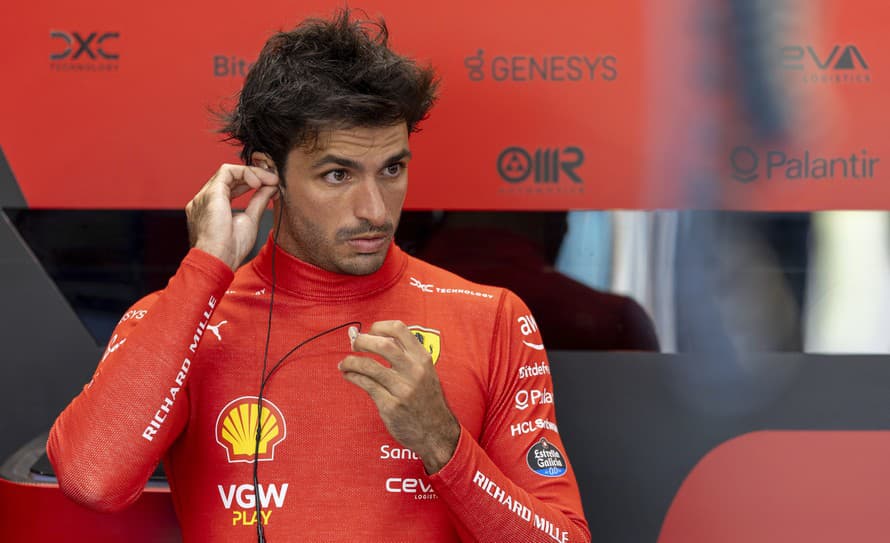 Španiel Carlos Sainz na Ferrari vyštartuje do nedeľnej Veľkej ceny Singapuru formuly 1 z prvého miesta.