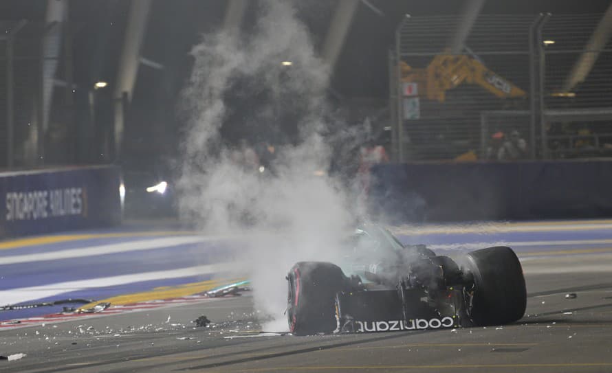 Kvalifikáciu F1 veľkej ceny Singapuru poznačila desivá nehoda jazdca Astonu Martin, Lancea Strolla.