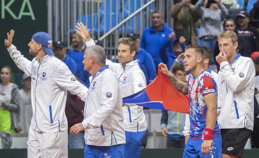 Slovenskí tenisti vedú v dueli 1. svetovej skupiny Davisovho pohára nad domácim Gréckom 2:1. 