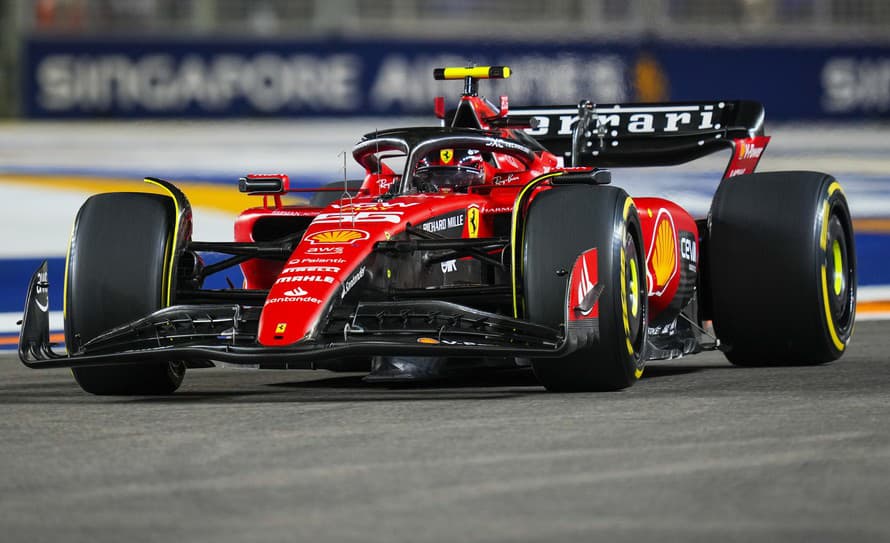 Španielsky jazdec Carlos Sainz na Ferrari vyhral nedeľňajšiu VC Singapuru motoristickej formuly 1. Dosiahol svoje druhé víťazstvo v kariére ...