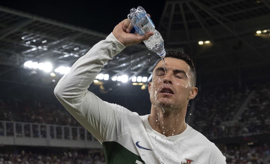 Portugalský futbalista Cristiano Ronaldo (38) opäť skóroval, no senzáciu spôsobil jeho nevyužitý priamy kop. Loptu napálil rovno do kameramana. ...