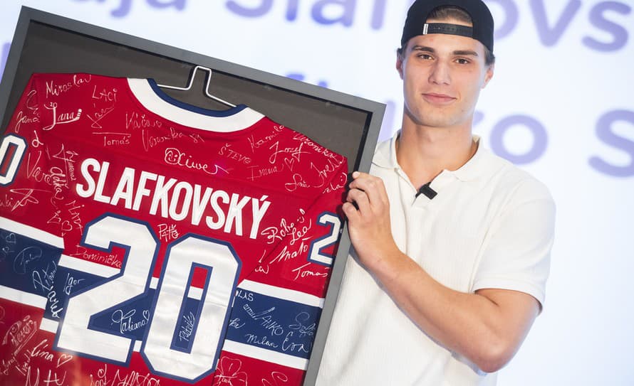 Slovenský hokejový útočník Juraj Slafkovský (19) sa pripravuje na druhú sezónu v drese tímu Montreal Canadiens v zámorskej NHL, ktorá ...