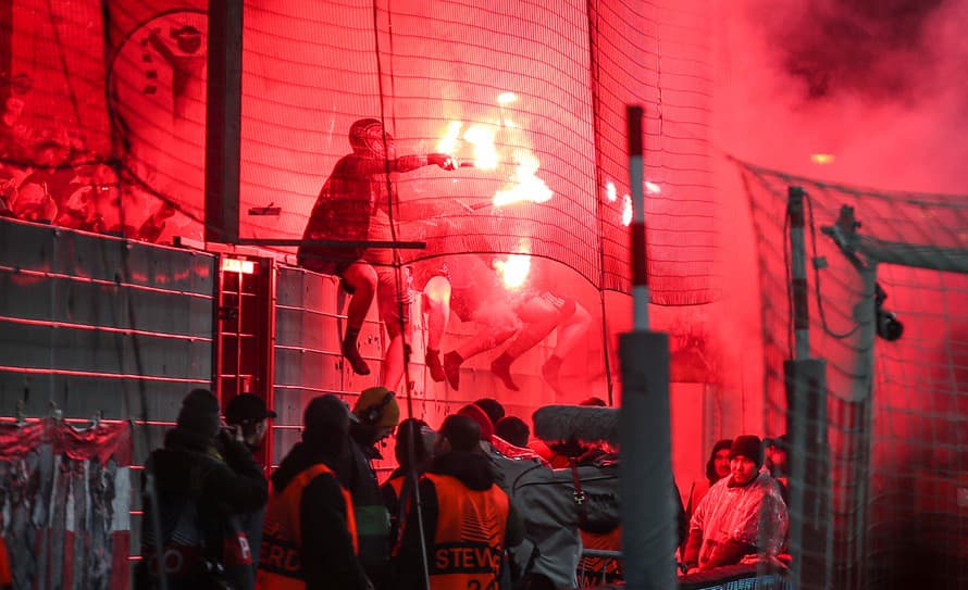 Stretnutie holandskej ligy medzi Ajaxom a Feyenoordom muselo byť okamžite prerušené po tom, čo fanúšikovia začali na ihrisko hádzať svetlice ...