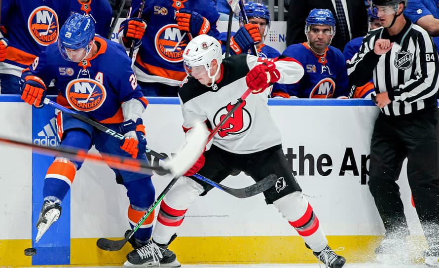 Slovenský hokejista Šimon Nemec (19) sa strelecky presadil v nočnom prípravnom stretnutí NHL. Jeho New Jersey Devils triumfovalo na ľade ...