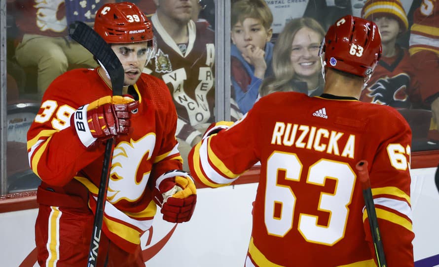 Slovenský hokejový útočník Adam Ružička (24) z klubu Calgary Flames v zámorskej NHL dostane aj v sezóne 2023/2024 šancu presadiť sa v ...