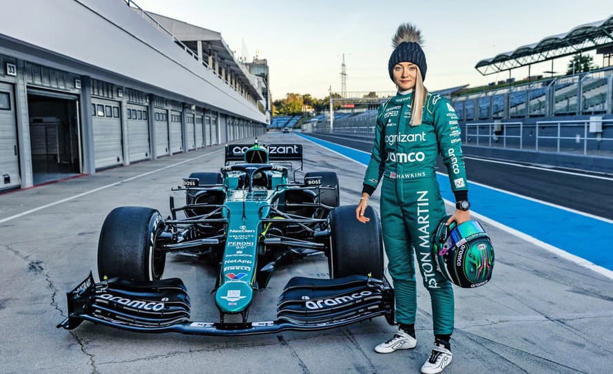 Konečne! Volanie po ďalšej žene za volantom monopostu F1 bolo vypočuté. Zaslúžil sa o to tím Aston Martin, ktorý umožnil Britke Jessice ...