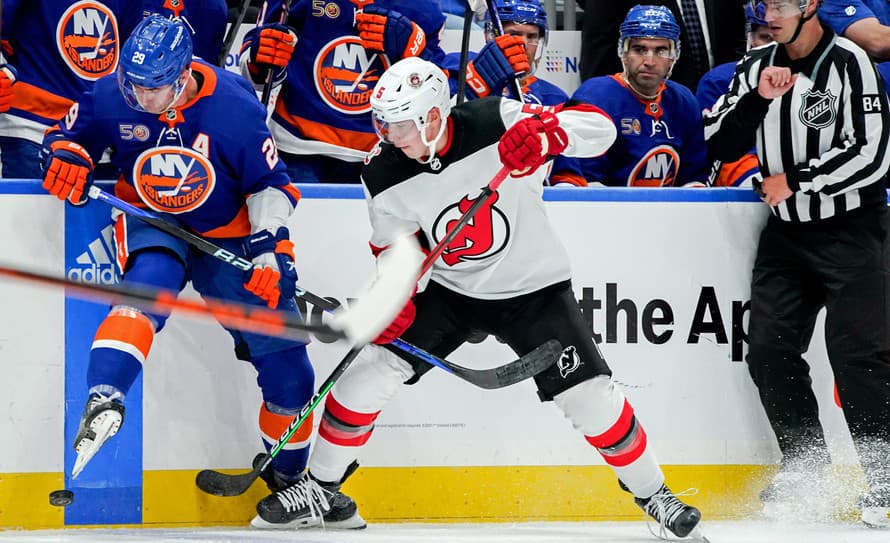 Slovenský hokejový obranca Šimon Nemec (19) prispel jednou asistenciou k triumfu New Jersey Devils v prípravnom zápase NHL na ľade New ...