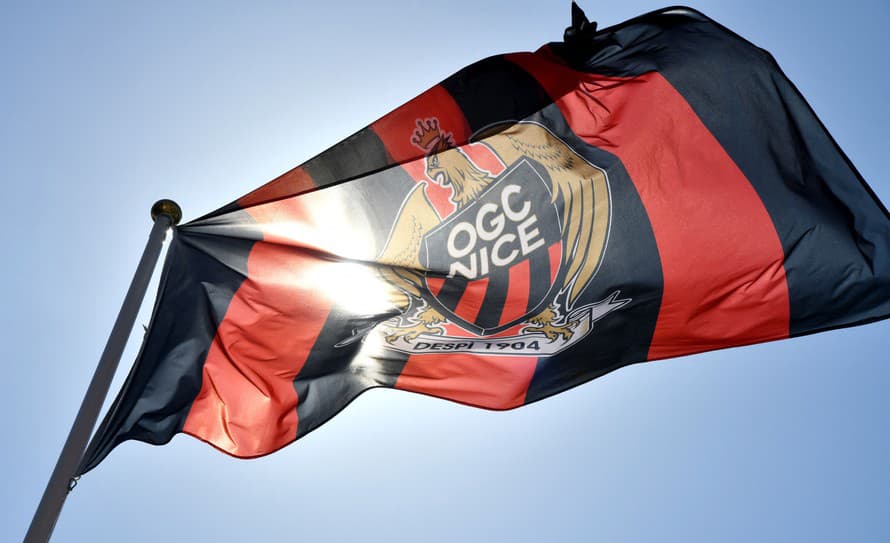 Hráč francúzskeho futbalového klubu OGC Nice, ktorého totožnosť nezverejnili, chcel v piatok spáchať samovraždu. 