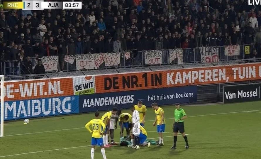 Sobotný duel holandskej ligy medzi futbalistami RKC Waalwijk a Ajaxu Amsterdam nedohrali. Niekoľko minút pred koncom duelu sa domáci ...