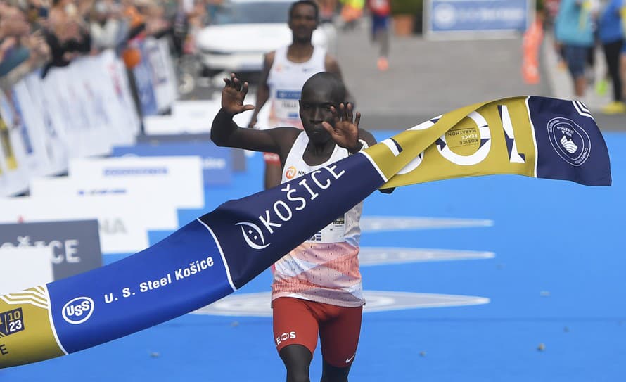 Keňan Philemon Rono zvíťazil na jubilejnom 100. ročníku Medzinárodného maratónu mieru v Košiciach v traťovom rekorde 2:06:55 h. Doterajšie ...