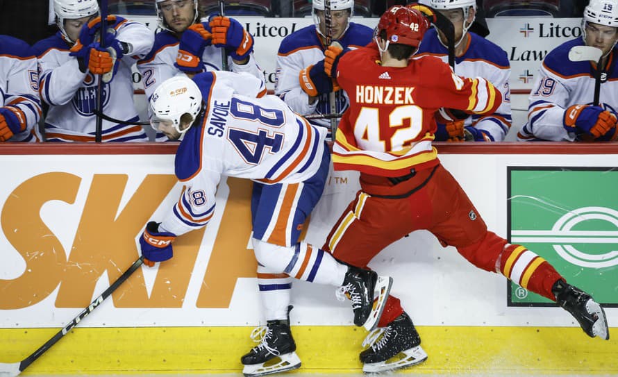 V prípravnom zápase pred štartom NHL nastúpili v drese Calgary traja Slováci - Adam Ružička, Martin Pospíšil a Samuel Honzek. 
