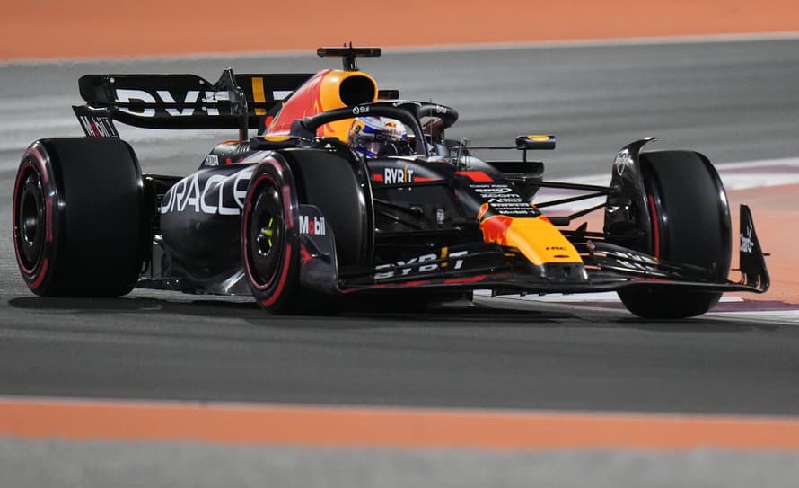 Holandský jazdec F1 Max Verstappen z tímu Red Bull triumfoval v piatkovej kvalifikácii na Veľkú cenu Kataru.