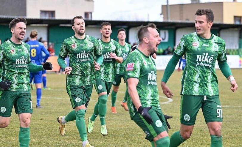 Futbalisti KFC Komárno zdolali v sobotňajšom stretnutí druhej najvyššej súťaže Považskú Bystricu 2:0 a upevnili si vedúce postavenie ...