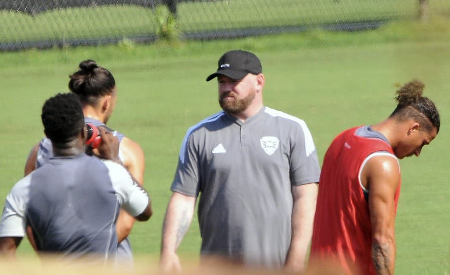 Niekdajší anglický futbalový reprezentant Wayne Rooney skončil po jednej sezóne na poste trénera D.C. United.