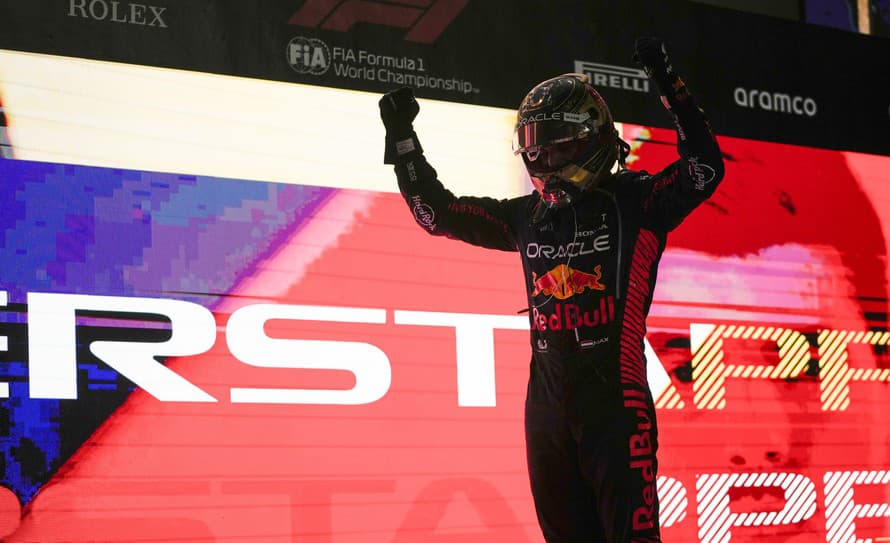 Holandský automobilový pretekár Max Verstappen (26) z tímu Red Bull vyhral nedeľňajšiu VC Kataru majstrovstiev sveta formuly 1.