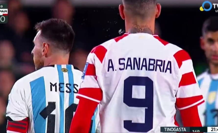 Poriadne nechutný moment! Paraguajčan Antonio Sarabia opľul hviezdneho Lionela Messiho od chrbta, reakcia hviezdneho útočníka stála za to. 